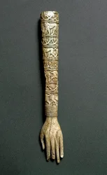 Etruskisk antik: framarm eller handtag till ett flabellum (liturgisk solfjäder) av elfenben. Från Barberini-graven i Praeneste (Palestrina). 7:e århundradet f.Kr. Rom, Museo Nazionale di Villa Giulia