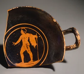 Kylix av Pteriu Paves, ett fragment föreställande en ung man och inskription. Rödfigurkeramik, från grav 3 vid Grotti (Toscana). Etruskisk civilisation, 400-talet f.Kr.