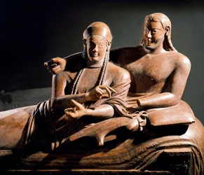 Etruskisk konst: Sarcophagus des spouses, terracotta sulpte-grupp av ett par på begravningsbädden - Detalj, från Cerveteri, Italien. 525-500 f.Kr. Paris, musee du Louvre - Etruskisk civilisation: makarnas sarkofag - Terrakottaskulptur (detalj) från Cerve