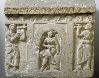 Etruskisk konst: "" Lasan, Dödens ande vid helvetets ingång"" Låg relief av en urna från Chiusi. 3:e eller 2:a århundradet f.Kr. Palermo, Arkeologiska museet