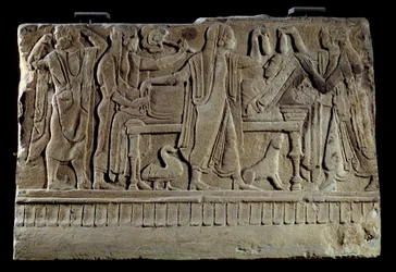 Etruskisk antikvitet: Plaquet of funerary cippe. Utställning av den avlidne på hennes begravningsbädd. Paris, Louvren