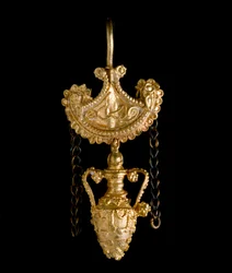 Etruskisk konst: örhänge i guld. Tredje århundradet f.Kr. Från Cerveteri. Dim. 3,4 cm Rom, Museo di Villa Giulia.