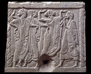 Relief med dansare från en marmormilstolpe i Chiusi, Italien, 600-talet f.Kr.