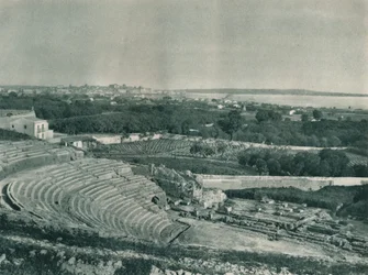 Utsikt över staden från den grekiska teatern, Syrakusa, Sicilien, Italien, 1927