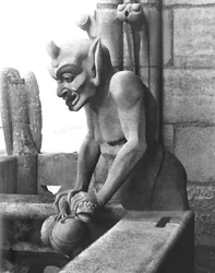 Gargoyle från balustraden i Grande Galerie, djävul som håller en padda, kopia av ett original från 1100-talet (sten) (s/v foto)