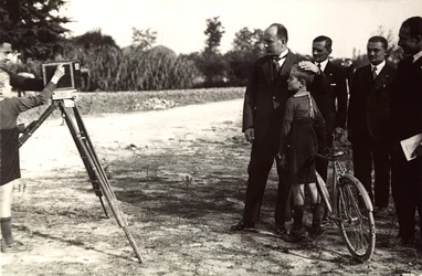 Mussolini poserar med sin son för en fotograf (s/v foto)