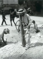 Street Paver, 1910 (gelatinsilvertryck)