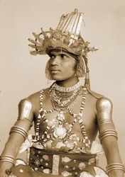 Porträtt av en lankesisk dansare med präglad silverhjälm, ca 1890