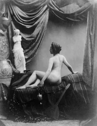 Naken kvinna som beundrar Venus från Milo (svartvitt foto)