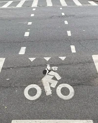 Skylt för cykelbana på gata (digital konst)