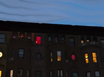 Radhus med färgglada och upplysta fönster, Brooklyn (digital konst)