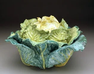 "Cabbage" terrin och lock, ca 1755 (tennglaserat lergods)