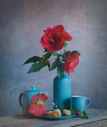 Turkost stilleben med röda blommor