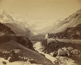 [Floden rinner genom bergsdalen]