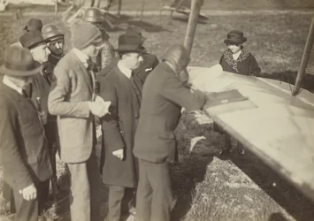 [Grupp runt kanten på en vinge på en Caproni Ca. 3 (flygplan)]