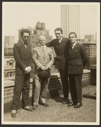 [Grupporträtt av F. Vecchi, Dr. Brinton, F. Azari och O.L. Foletti]
