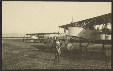 [Man framför flygplan]