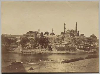 Muchee Bhawan Fort och Gomti River tagna från stenbron