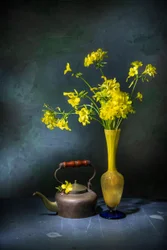 Vintage-tekanna med gula blommor