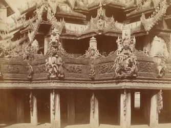 Carving in Balcony, Kyaung på Myingyan