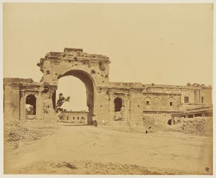 [Port som leder in till residenset, vanligen Bailee Guard Gate, hålls av överstelöjtnant R.H.M. Aitken, från 13th Bengal Native Infantry]