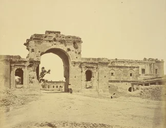 Port som leder in i The Residency, vanligen Bailee Guard Gate, som innehas av överstelöjtnant R.H.M. Aitken, av den 13:e Bengalen