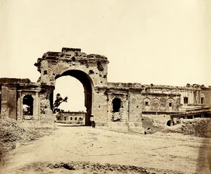 Port som leder in till Residency, Lucknow, 1858