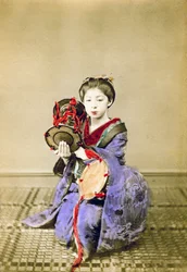 Geisha spelar tsuzumi, Japan, 1882