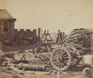 Interiör av Pehtang Fort som visar magasinet och träpistolen, 1 augusti 1860