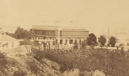 Modern byggnad och utsikt över Hong Kong