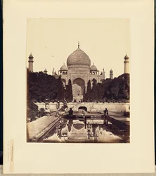 Taj Mahal med fontänerna