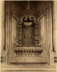 The-ha-thana eller løvernes trone i Myei-nan eller Main Audience Hall i paladset i Mandalay, Burma, slutningen af det 19. århundrede (albumin print) swed