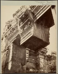 Baalbek, porten till Jupitertemplet framför pelaren
