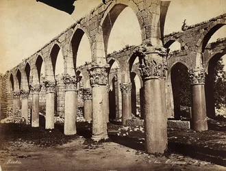 Kolumner och bågar i den arkeologiska zonen Heliopolis eller Baalbek, Libanon