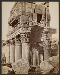 Detalj av kapitälen i pronaos i Baalbek