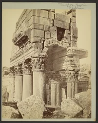 Detalj av kapitäl i pronaos i Baalbek