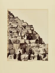 Grupporträtt på stenblocken i en pyramid, Egypten