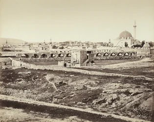 Panoramautsikt över ett befolkat område med en moské, i Israel