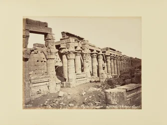 Philae. Isis kolonnad, fotograferad från obelisken (Egypten)