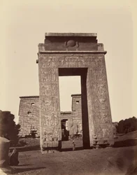 Ptolemeisk pylon och ingångsport till det lilla templet [Karnak, Thebe]