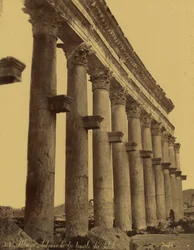 Rester av Colonnade of the Temple of the Sun i Palmyra, Syrien