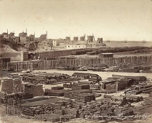 Gård för byggmaterial, väderkvarnar är i bakgrunden, i Alexandria, Egypten