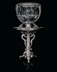 Ett franskt "Japonisme" akvarium och piedestal av silver i brons, av Ferdinand Barbedienne, design tillskriven Édouard Lièvre, ca 1880 (försilvrad brons)