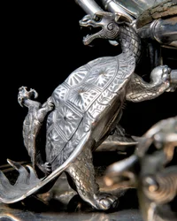 Ett franskt "Japonisme" akvarium och piedestal av silver i brons, av Ferdinand Barbedienne, design tillskriven Édouard Lièvre, ca 1880 (försilvrad brons)