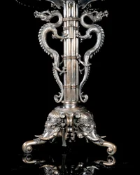 Ett franskt "Japonisme" akvarium och piedestal av silver i brons, av Ferdinand Barbedienne, design tillskriven Édouard Lièvre, ca 1880 (försilvrad brons)