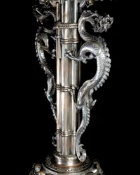 Ett franskt "Japonisme" akvarium och piedestal av silver i brons, av Ferdinand Barbedienne, design tillskriven Édouard Lièvre, ca 1880 (försilvrad brons)