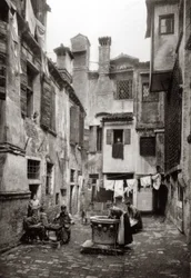 En innergård omgiven av byggnader i Venedig, c.1880