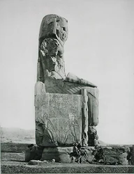 Kolossal staty, Temple of Amenhotep III (c.1417-1379 BC) Thebe, publicerad c.1900 (fotogravyr)