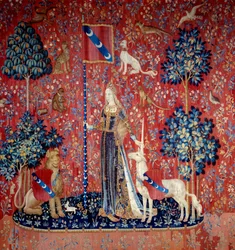 En ung kvinna omgiven av ett lejon, en enhörning, en apa och kaniner - Vävnad av ull och siden, tillverkad mellan 1484 och 1500. Från slottet Boussac, Creuse. Mått: 3,7 x 4,7 m - Paris, Nationella medeltidsmuseet, Thermes de Cluny - Allegori över känseln