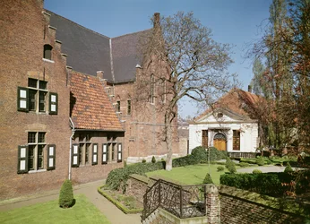 Utsikt över Abbedissans hus, matsalen och en sovsal (se även 208606, 375105, 375106 & 375107)